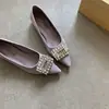 Zapatos de tacón elegantes de punta cuadrada con hebilla de strass y boca poco profunda, estilo de moda nuevo para verano 2026, con aumento de altura oculto, zapatos de vestir versátiles