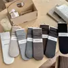 Calcetines de mujer sin costuras, estilo retro japonés, color café, calcetines casuales versátiles de media pantorrilla, estilo Miu, calcetines holgados de color liso para todas las estaciones para mujer