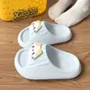 Verão Versátil Novo Estilo Feminino Antiderrapante Super Macio Desenho Animado Sola Grossa Sapatos Femininos Modernos Fofos 2026 Leves Chinelos de Gato