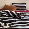 Juego de Cuatro Piezas Rayado Estilo Universitario de Terciopelo de Leche Conjunto de Tres Piezas para Dormitorio Estudiantil Ropa de Cama Gruesa de Coral para el Invierno