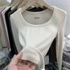 Camiseta de manga larga para mujer con cuello redondo bajo, para clavícula, de terciopelo fino, nueva para otoño e invierno 2024, top base interior suave y ceroso, tendencia