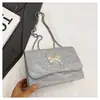 Bolsa Feminina com Elemento Borboleta Fashion e Bonita Nova Coleção Primavera/Verão 2025 Bolsa de Ombro Casual com Corrente de Grande Capacidade Bolsa Quadrada Pequena Feminina