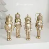 Quebra-Nozes Dourado de Natal Pingente de Resina com Glitter Acessório para Árvore de Natal Enfeite Figura de Soldado Decoração Pendente