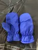 Nuevos guantes de esquí de invierno para niños, color liso, cálidos, engrosados, a prueba de viento, impermeables, antideslizantes, puño corto, guantes acanalados
