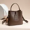 Bolsa feminina elegante e sofisticada, leve e luxuosa, pode ser carregada na mão, usada como bolsa de ombro ou transversal; bolsa feminina de couro genuíno, novo estilo 2026, bolsa de balde