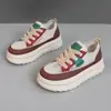 [Personalizado] Kt275-1 Nuevos Zapatos Casuales para Mujer Primavera y Verano 2025 de Corte Bajo Suela Gruesa Simples para Aumentar Altura Estilo Universitario