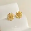 Brincos de Tarraxa Pequenos Florais Simples Margarida Prata Banhada 14K Estilo Francês Vintage Moda Commuter Alta Qualidade Brincos de Fábrica