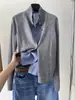 Estilo elegante e discreto: um look de duas peças com um cardigã de linho e um casaco de lã de gola alta, inspirado no estilo francês, em um estilo clássico, 'old money'