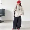 Conjunto de Moletom com Capuz e Calça Wide Leg Estilo Coreano para Meninas Outono Nova Chegada Bordado de Letras e Corações Conjunto de Duas Peças para Crianças de Tamanho Médio e Grande Casual