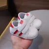 Uma geração de sapatos de bebê para meninos e meninas bebês pequenos sapatos brancos macios para bebês fundo macio antiderrapante primavera e outono 01-2 anos crianças