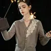 Gang Mi Apparel / 2026 Elegante Encaje Cuello en V Botón Dorado Ajustado Estilo Little Xiang Cárdigan de Punto de Lana Pura Corto