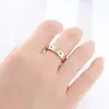 Anel de Titânio com Diamante Favorito de Influenciadores da Moda para Mulheres, Anel de Casal Zircônia Elegante Liso Sem Desbotar