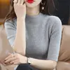 Nova blusa leve, camisa base feminina versátil de manga média, top de malha elegante com gola alta discreta, de caimento justo para primavera e outono