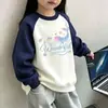 Camada base feminina com forro de fleece para outono e inverno, novo estilo 2026, gola redonda, moletom quente, blusa de manga longa raglan com blocos de cor para crianças mais velhas