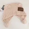 Bonito gorro de punto para otoño e invierno con un pequeño adorno de oso y pompón, hecho de felpa tipo oso de peluche, versátil, cálido y cubreorejas, haciendo que tu cara se vea más pequeña