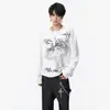 Nueva Camiseta de Manga Larga Estilo Oscuro High Street Tie-Dye Estampado de Cruz con Slogan Cuello Henley Tendencia Vintage Primavera y Otoño 2026