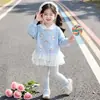 Roupa fofa para meninas, novo estilo primavera e outono 2026 vestido moletom de renda para bebê, conjunto de duas peças de moda infantil para outono