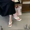 Novas Chinelas de Verão 2026 com Design de Nicho para Uso ao Ar Livre, Tiras Finas da Moda Estilo Fada Francesa Versátil Cor Branca