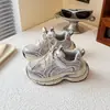 Zapatillas deportivas 2026 para niñas, zapatillas de correr para estudiantes, zapatillas de papá de malla nuevas para primavera y otoño para niños, suela suave, antideslizantes, diseño de una sola pieza
