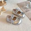 Zapatos Pequeños de Cuero con Lazo de Encaje para Niñas Modelo Nuevo 2026 Zapatos de Princesa con Pedrería para Bebé Mocasines Mary Jane de Suela Suave de Moda
