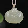 Atacado de fábrica pingente de lótus de jade raiz de lótus rosa abraçando Buda pingente de Buda sorridente Maitreya escultura tridimensional dupla face de jade azul e branco