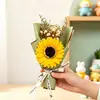 Mini Buquê de Girassóis, Flores de Sabão, Girassóis Secos e Caixa de Presente como um Sucesso da Temporada de Formaturas