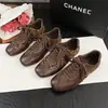 Zapatos planos retro color marrón otoñal de punta cuadrada, nueva colección 2026, versátiles y modernos zapatos de cordones de piel para mujer