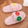 Pantuflas peludas florales para mujer, nuevo estilo invierno 2026, de punta abierta, sin cordones, pantuflas de algodón para mujer, planas, de peluche, pantuflas para el hogar
