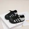 Sapatos casuais antiderrapantes para meninos, sapatos infantis com biqueira de concha, tênis versáteis novos para primavera e outono 2026 para meninas