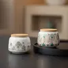 Bote de té de porcelana blanca de tamaño pequeño con un diseño incrustado en oro, que presenta un patrón de jade de grasa de oveja, para almacenar té en casa; portátil y hermético, mantiene el té fresco y previene la humedad