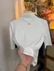 Camiseta feminina simples de cor sólida com mangas de três quartos, versátil para a primavera, estilosa, modeladora, gola alta discreta, justa, elástica, top interno moderno