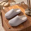 Pantuflas de punta impermeable de EVA para mujer, nuevo estilo 2026 para invierno, ropa de casa interior, antideslizantes, pantuflas de algodón con forro de felpa para hombre