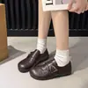 Zapatos de moda de estilo coreano con puntera dividida y hebillas metálicas, mocasines de cuero de suela plana, colección otoño 2026, zapatos slip-on de estilo británico