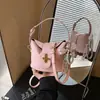 Bolsa de Mão Elegante Transfronteiriça para Escritório Feminina 2026 Novo Estilo Bolsa de Ombro Fashion de Alta Qualidade Bolsa Transversal Bucket para o Dia a Dia