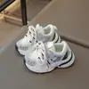 Tênis esportivos da moda para meninos e meninas, novos estilos primavera 2026, tênis esportivos versáteis para bebês e pré-escolares, tênis casuais estilo "dad shoes".