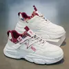 Sapatos Masculinos de Primavera Novo Modelo 2026 Respiráveis Esportivos Jovens Tendência Versátil Sola Grossa Casuais Corrida Sapatos de Pai para Homens