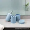 Juego de baño de cerámica en relieve de cuatro piezas de venta caliente transfronteriza, color sólido, botellas para jabón de manos, vasos para cepillos de dientes y jabonera