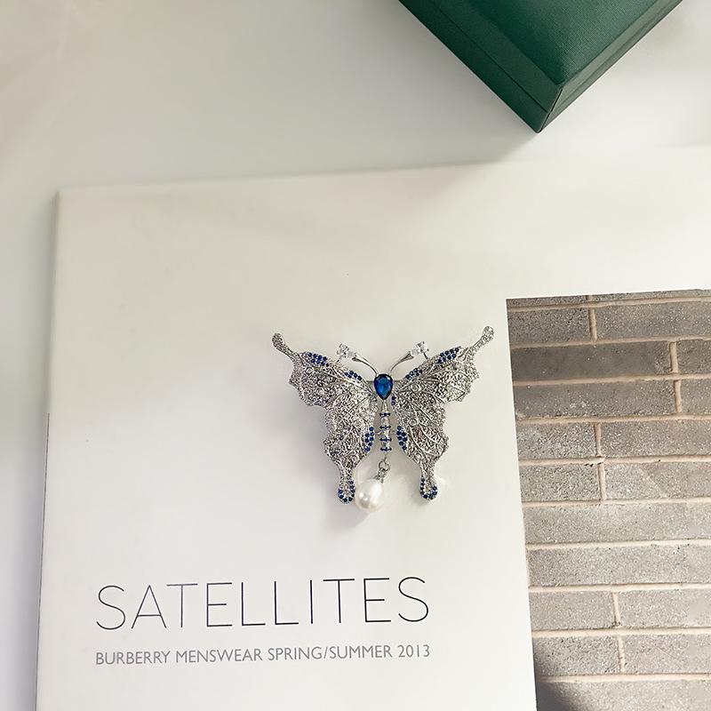 蝴蝶高档胸针女14k注金复古轻奢微镶锆石天然淡水珍珠气质胸花冬