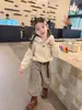 Conjunto de sudadera con forro polar para niña de otoño e invierno, nuevo estilo 2026, sudadera con capucha para bebé, pantalones deportivos cálidos a rayas, ropa de invierno para niños