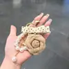Colgante de Tela Camelia Estilo Suave Estilo Coreano con Puntos Pequeños, Lazo y Cadena de Perlas Llavero Accesorio para Bolso