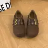 Sandalias Birkenstock estilo coreano, corte relajado, hebilla metálica retro, para mujer 2026, zapatos planos totalmente cerrados, suela suave, punta poco profunda, adecuados tanto para interior como exterior, y para ir al trabajo