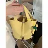 Bolsa de cesta de verduras portátil de verano para mujer 2025 nueva moda nicho bolso cubo bolso bandolera simple una generación de pelo