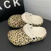 Tamancos de Solado Grosso com Biqueira Aberta para Mulheres no Verão, Sandálias de Praia Antiderrapantes com Estampa de Leopardo da Moda para Uso Transfronteiriço