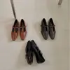 Sapatos Rasos Femininos 2026 Novos Estilosos Retro Francês Esculpido Salto Grosso Tira de Fivela Sapatos Mary Jane para o Trabalho Preto
