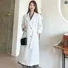 Gabardina blanca de estilo británico de longitud media transfronteriza, popular este año, para mujer, otoño e invierno, petite, sensación de alta gama, abrigo de moda