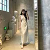 Vestido blanco sin mangas estilo francés para mujer, nueva colección verano 2026, con un aire de vacaciones en la playa y cintura entallada