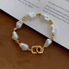 Pulseira Baroque Imitação de Pérola de Formato Especial Retro Francês, Luxo Acessível e Pulseira da Moda, Acessórios Versáteis e de Alto Padrão