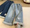 Calça jeans forrada com fleece para meninas 2026 novo estilo de inverno, fofa e estilosa, calça reta grossa de lã de alpaca para bebês usarem ao ar livre
