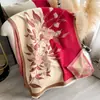 Bufanda estilo chino de camelia roja en cachemira sintética para mujer, adecuada para primavera, otoño e invierno, se puede usar como chal con un cheongsam o como capa exterior en verano, un diseño estilo mamá