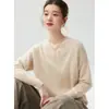 Moda Outono e Inverno: suéter de cashmere simples com decote V para mulheres, de manga comprida, com caimento relaxado, ombros caídos e um design de tricô versátil, criando um look casual e estiloso